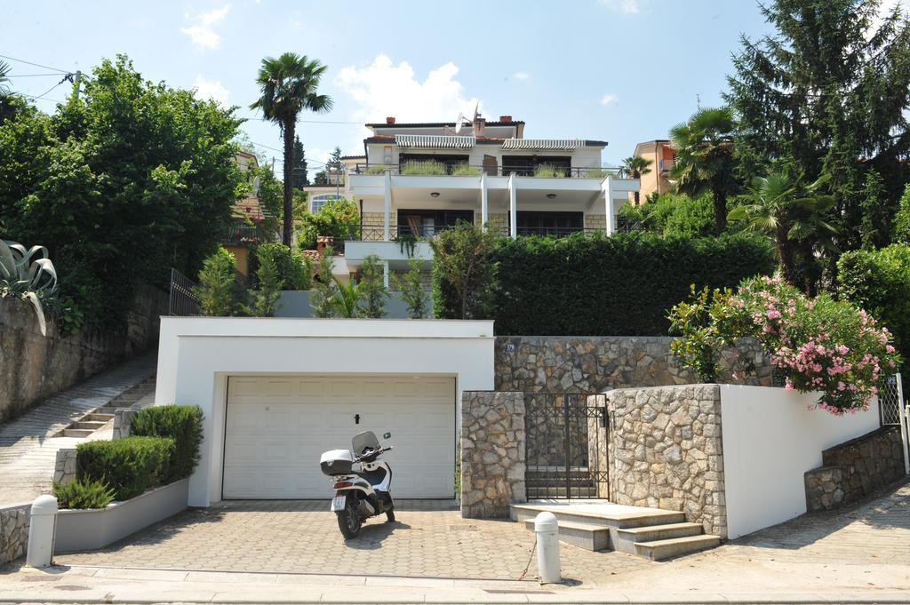 Apartments Seccareccia Opatija Rum bild